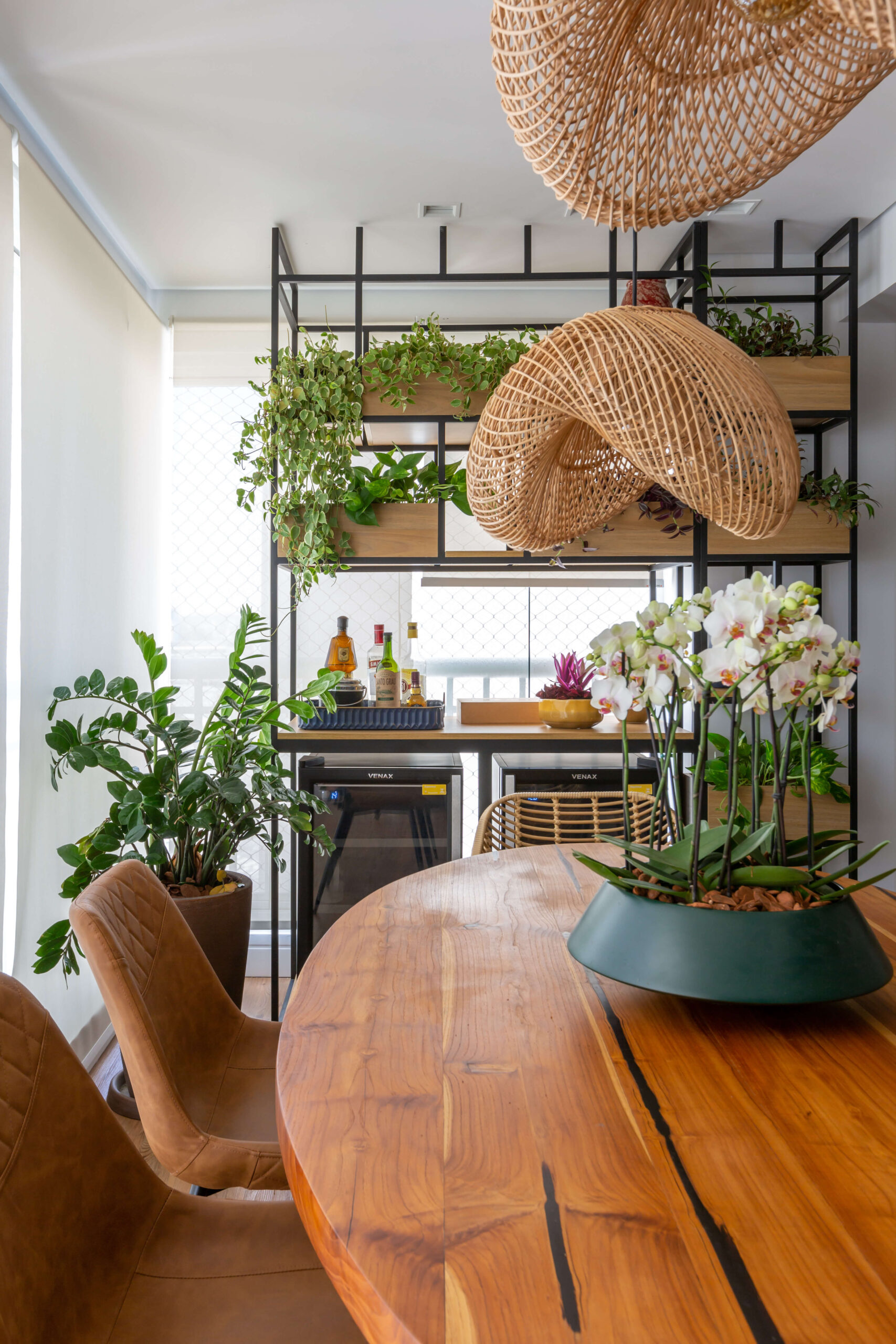 Cozinha contemporânea projetada por Ana Claudia Pastina, integranda e sofisticada em amplo apartamento.