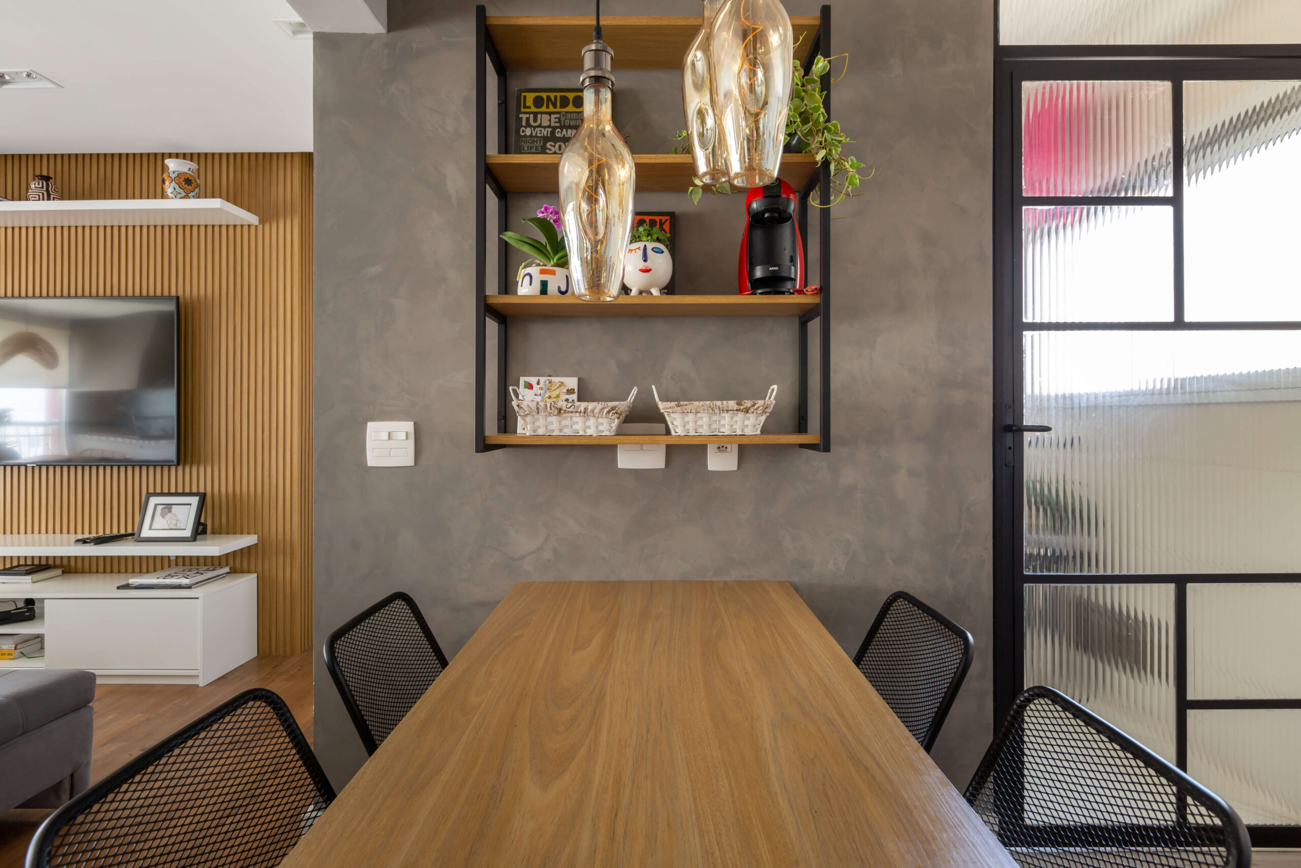 Cozinha contemporânea projetada por Ana Claudia Pastina, integranda e sofisticada em amplo apartamento.